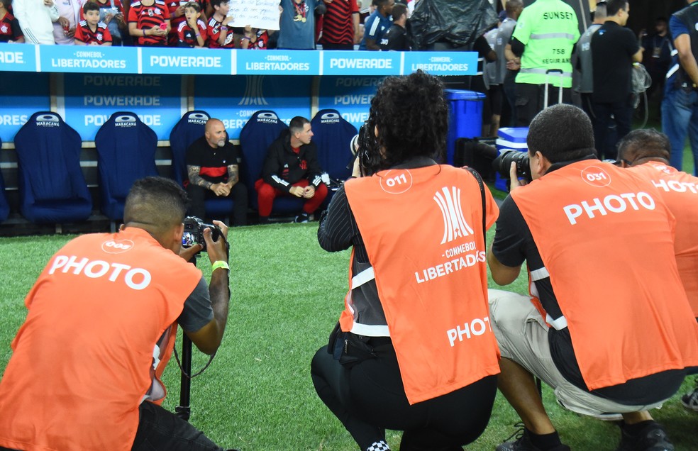 Jorge Sampaoli &eacute; fotografado antes de Flamengo x &Ntilde;ublense &mdash; Foto: Andr&eacute; Dur&atilde;o