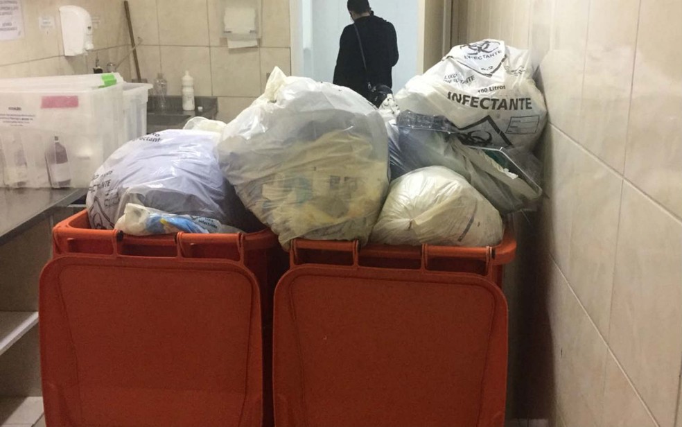Lixo acumulado em área interna do Hospital Regional da Asa Norte, no DF (Foto: Arquivo pessoal)