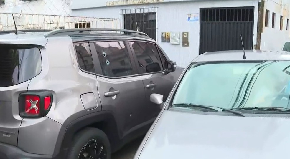 Na manhã desta segunda, foi possível ver marcas de tiros em vidros de janelas de carro e em barracas do comércio. — Foto: Reprodução/TV Bahia 