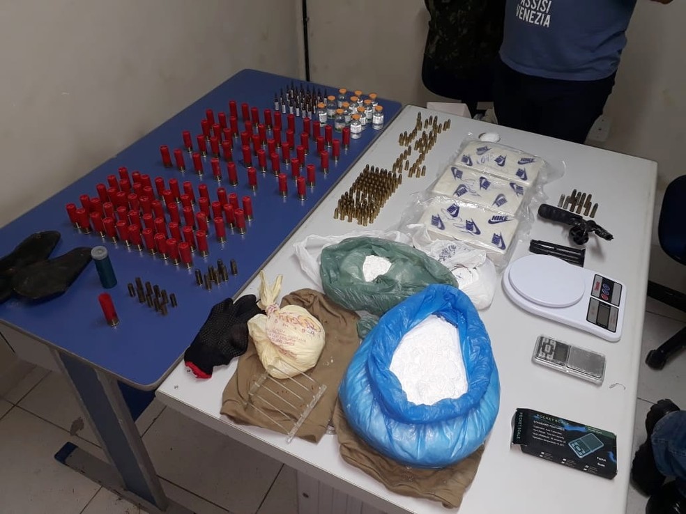 Além da droga, policiais também apreenderam muitas munições, um revólver e balanças de precisão — Foto: PM/Divulgação
