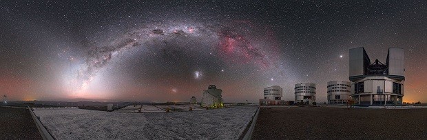 céu noturno acima do Very Large Telescope do ESO (VLT) mostra a vizinhança cósmica em todo o seu esplendor (Foto: P. Horálek/ESO)