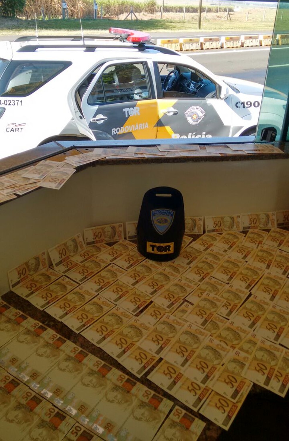 Apreensão das notas falsas foi feita em Santa Cruz do Rio Pardo (Foto: Polícia Rodoviária / Divulgação )