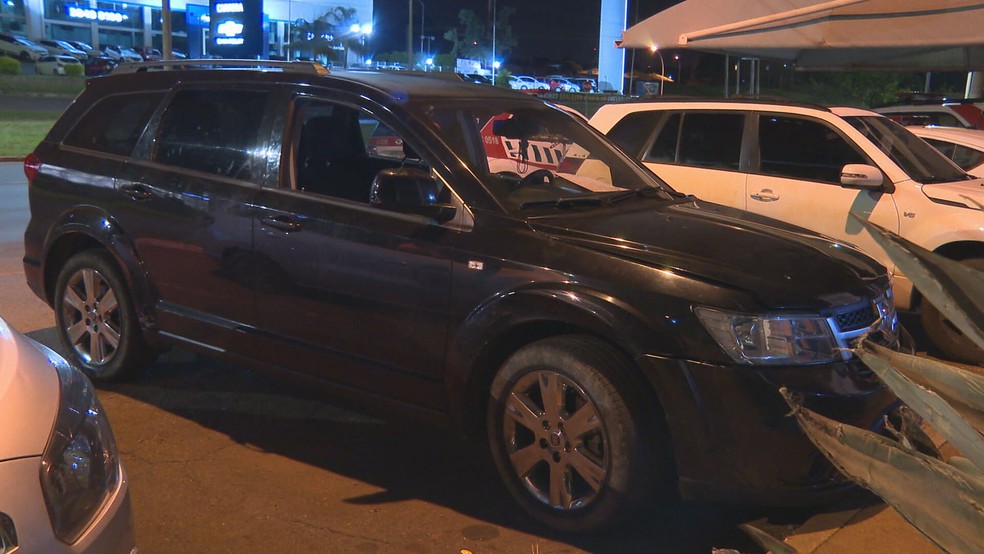 Travesti esfaqueada usou o próprio carro para pedir socorro em hospital do DF — Foto: TV Globo