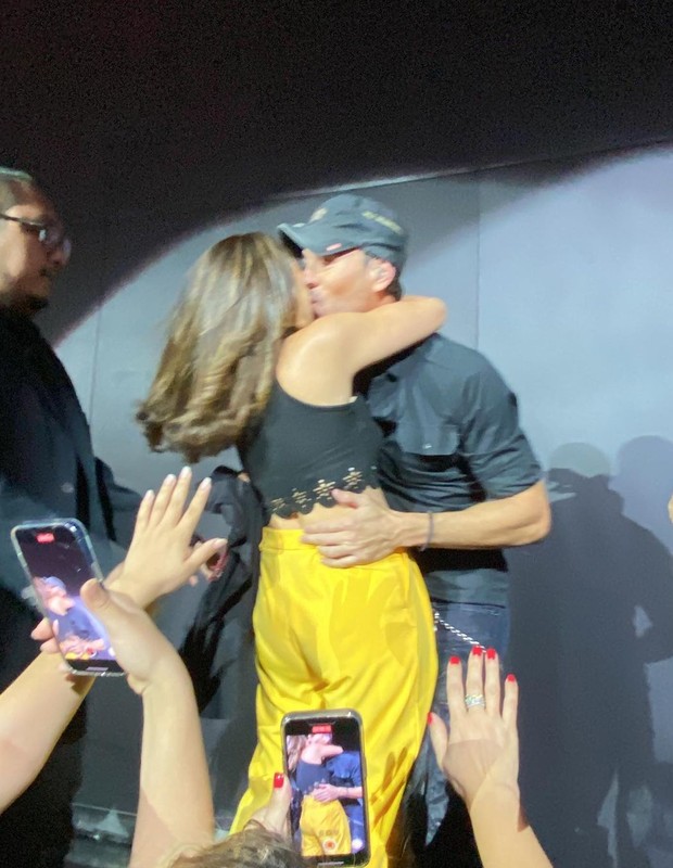 Enrique Iglesias dá beijo em fã (Foto: Reprodução/Instagram)