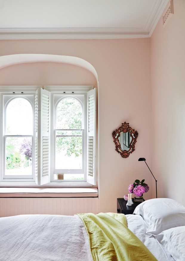 Quarto. Paredes rosadas trazem tranquilidade. Destaque para as janelas de formato arquitetônico clássico e o suave toque de cor da colcha de seda (Foto: Lisa Cohen / Living Inside)