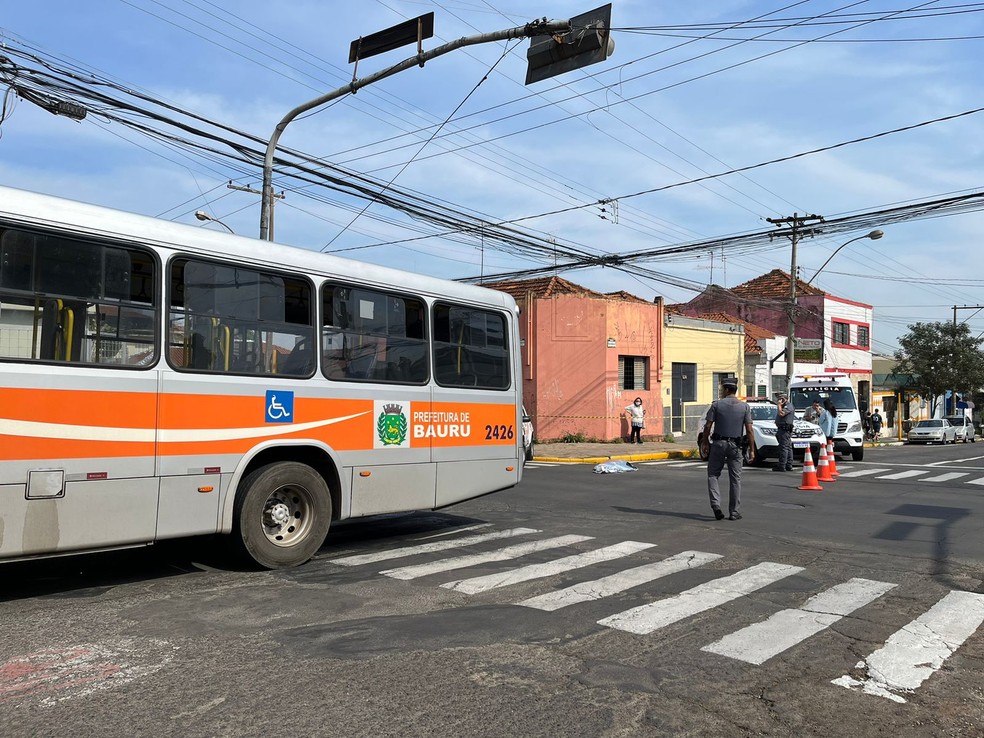 Acidente foi no cruzamento da Gerson França com a 15 de novembro em Bauru  — Foto: Gabriel Pelosi/ TV TEM 