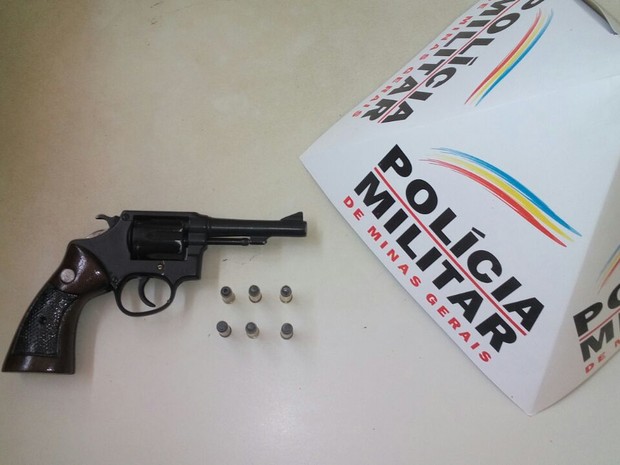 Revólver municiado estava escondido em uma sapateira. (Foto: Polícia Militar/Divulgação)