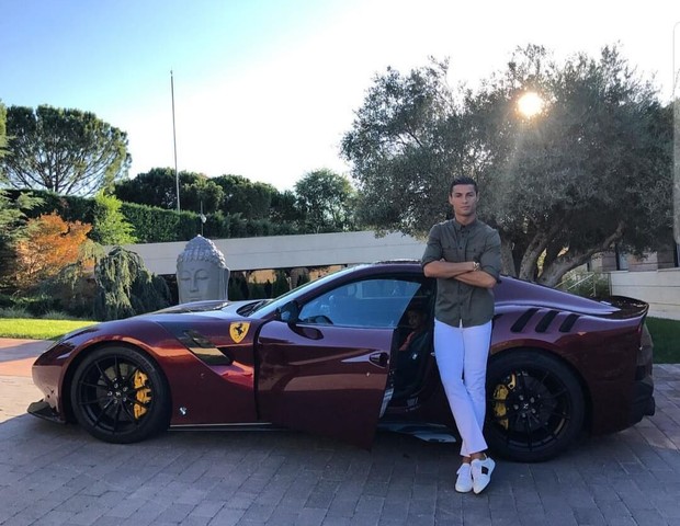 Cristiano Ronaldo com a Ferrari F12 TDF (Foto: Reprodução/Instagram)