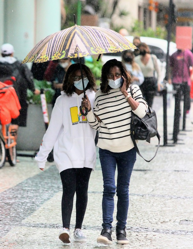 Gloria Maria e filha encaram chuva após compras no Rio de Janeiro (Foto: Daniel Delmiro/AgNews )