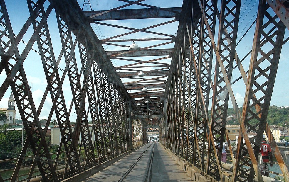 Ponte entre Cachoeira e São Félix, na Bahia, passa pelo rio Paraguaçu — Foto: Lílian Marques/ G1