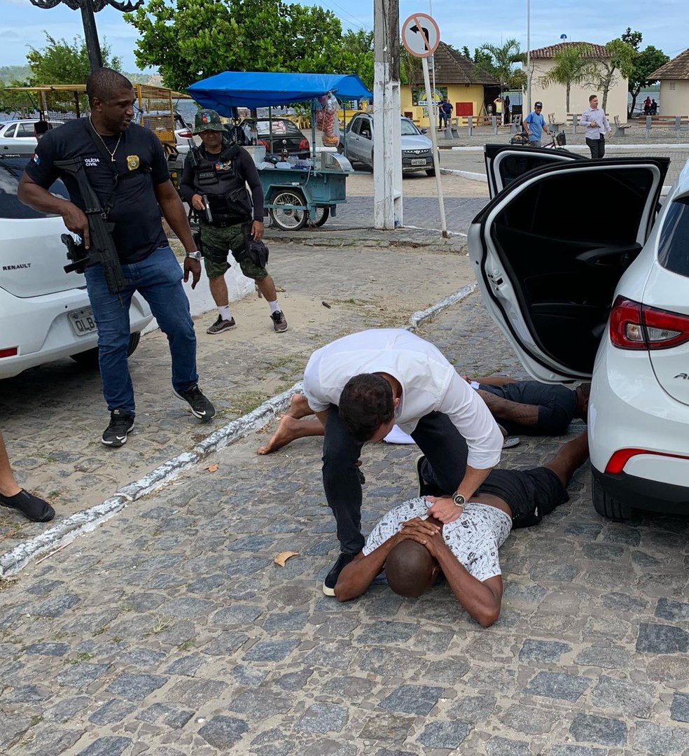 Policiais civis do 17º DP, em Marechal Deodoro, AL, prendeu baianos que aplicavam golpes em bancos — Foto: Polícia Civil de Alagoas/ Divulgação