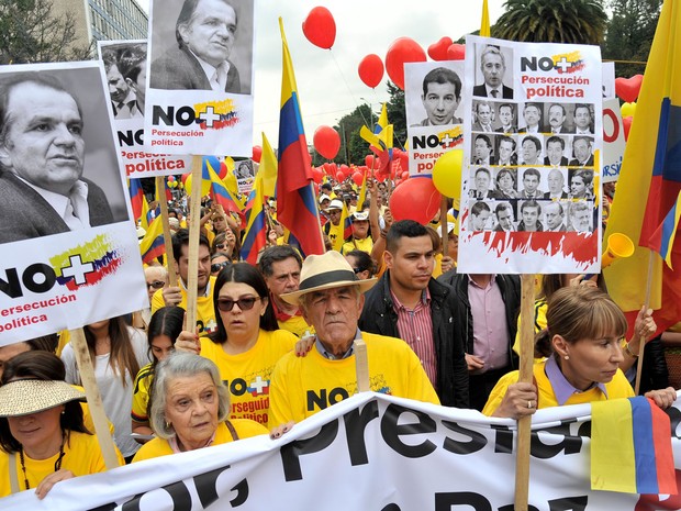 Colombianos protestam contra o governo do presidente Juan Manuel Santos e as FARC em Bogotá, no sábado (2) (Foto: AFP Photo/Guillermo Legaria)