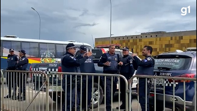 Policiais são flagrados tirando fotos bolsonaristas durante invasão ao Congresso