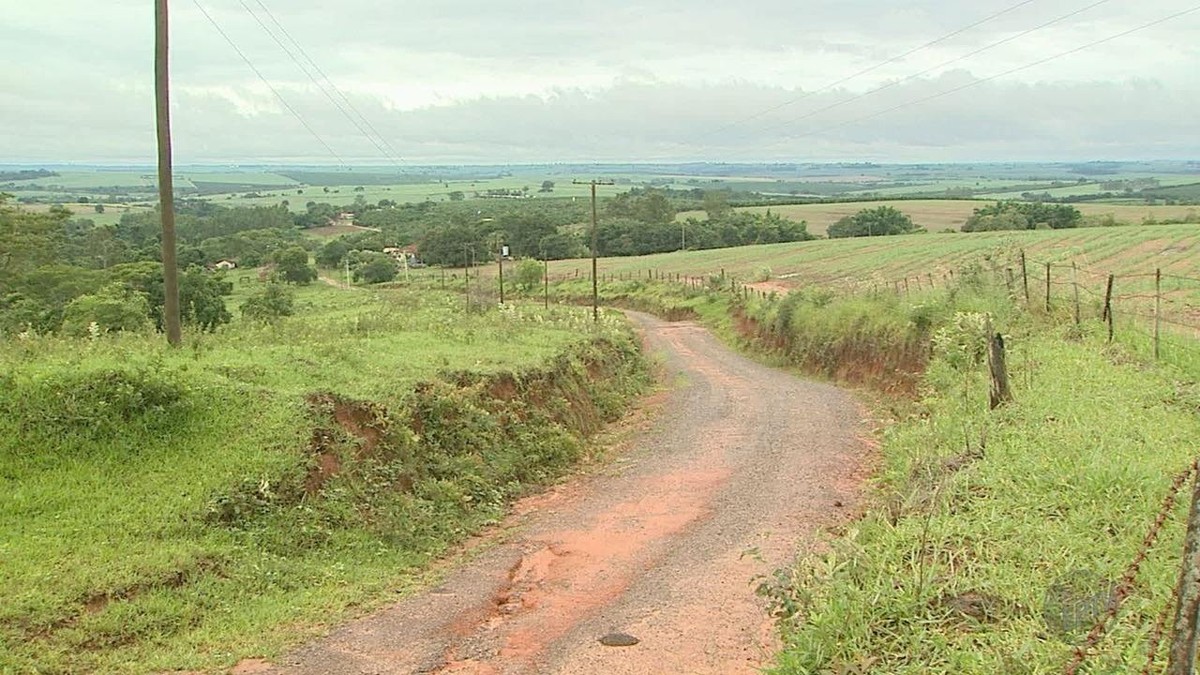 Há Uma Estrada De Pedra Que Passa Na Fazenda
