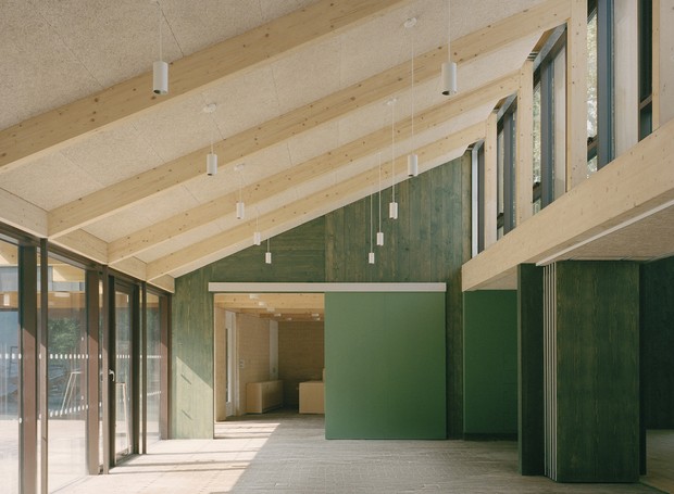 Um dos destaques é a estrutura de madeira laminada cruzada de extração responsável que compõe os edifícios (Foto: Rory Gardiner / Mae Architects / Reprodução)