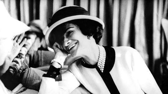 O que esperar da exposição que celebra os 100 anos de Coco Chanel 
no V&A