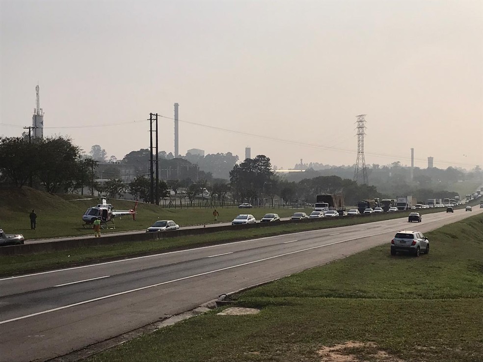 Homem fica ferido ao ser atropelado por caminhão na Dutra; ele foi socorrido pelo Águia para o Hospital Municipal de São José dos Campos — Foto: Pedro Melo/ TV Vanguarda