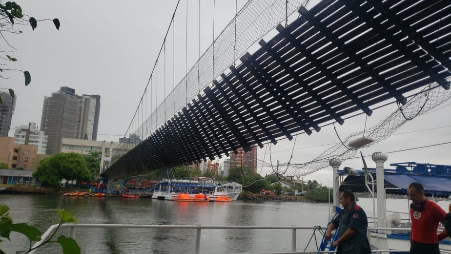 Cabos que sustentavam ponte na divisa entre RS e SC se romperam e pessoas caíram no rio
