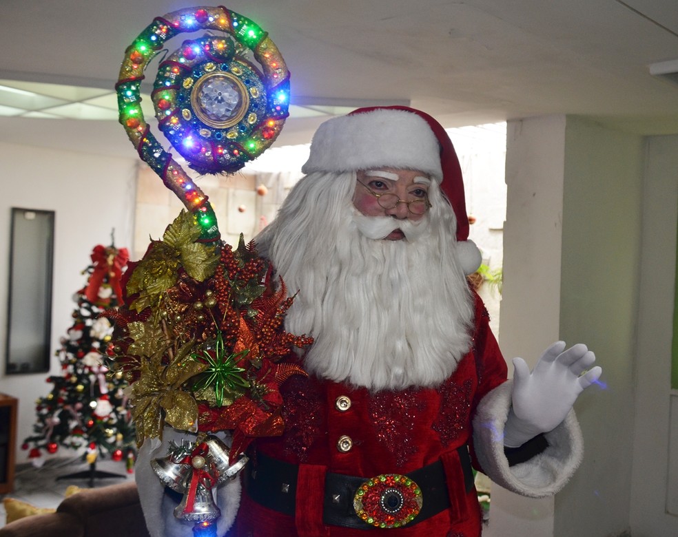 Bengala de Papai Noel também tem iluminação especial (Foto: Artur Lira/G1)