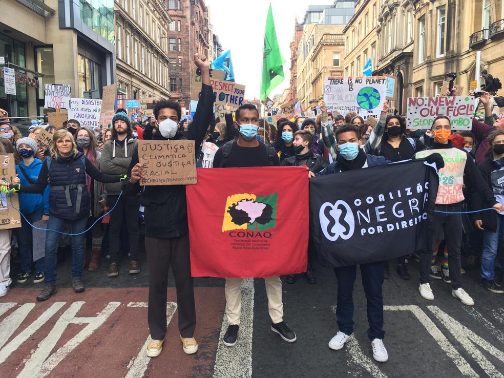Jovens brasileiros da Coalizão Negra participam de protestos a favor do clima durante a COP26 em Glasgow. — Foto: Marcelo Rocha