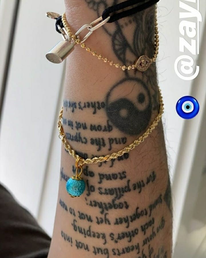  Zayn tatuou em seu braço um trecho do poema de Kahil Gibran (Foto: Reprodução)