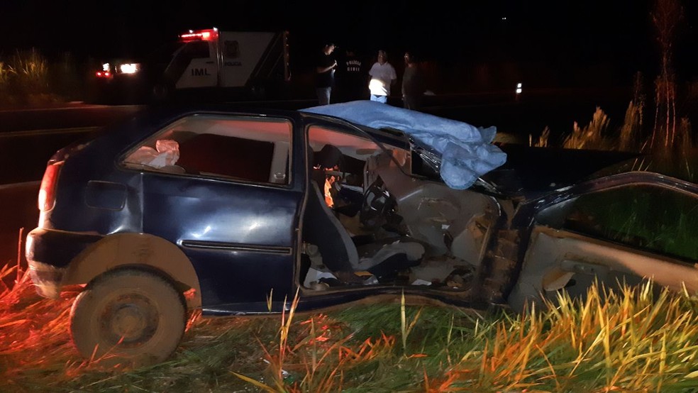 Motorista morreu e passageira ficou ferida em batida entre carro e caminhão na BR-373, em Candói. — Foto: Divulgação/PRF