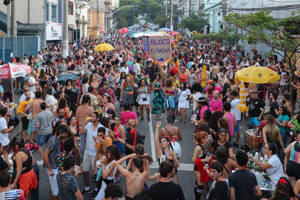 Foliões se reúnem no Bloco Feminista durante carnaval de rua no centro da cidade de São Paulo, SP  — Foto: ALLISON SALES/FUTURA PRESS/ESTADÃO CONTEÚDO
