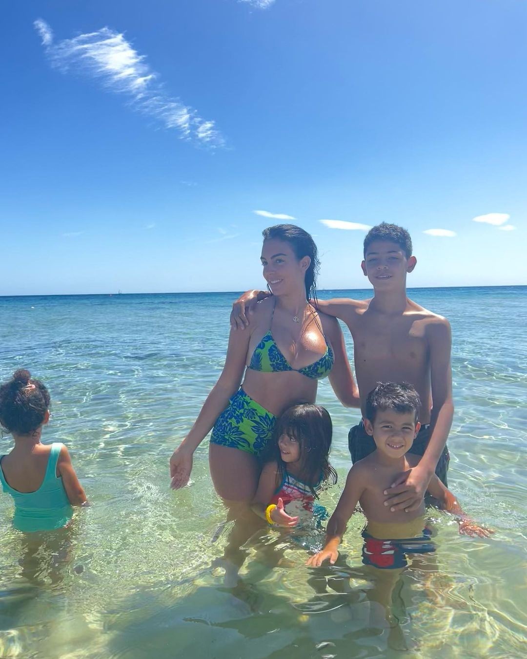 Georgina Rodríguez curtiu dia de praia ao lado dos filhos de Cristiano Ronaldo (Foto: Reprodução/Instagram)