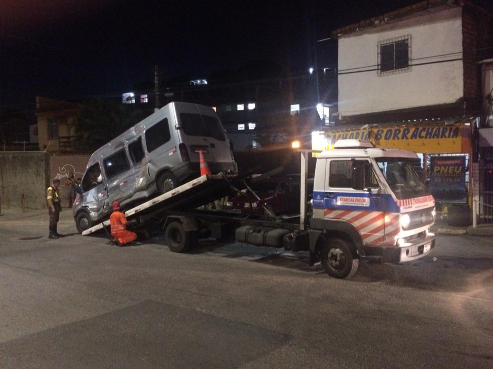 Acidente com van na Avenida Suburbana, em Salvador (Foto: Anna Valéria/TV Bahia)