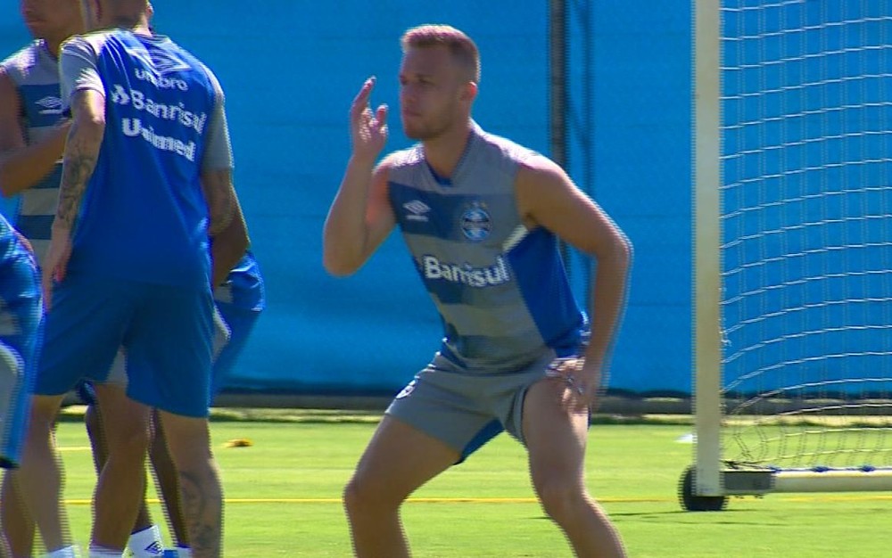 Renato Gaúcho revelou que volante ainda sente dores em razão da lesão no tornozelo esquerdo, sofrida ainda na decisão da Libertadores do ano passado