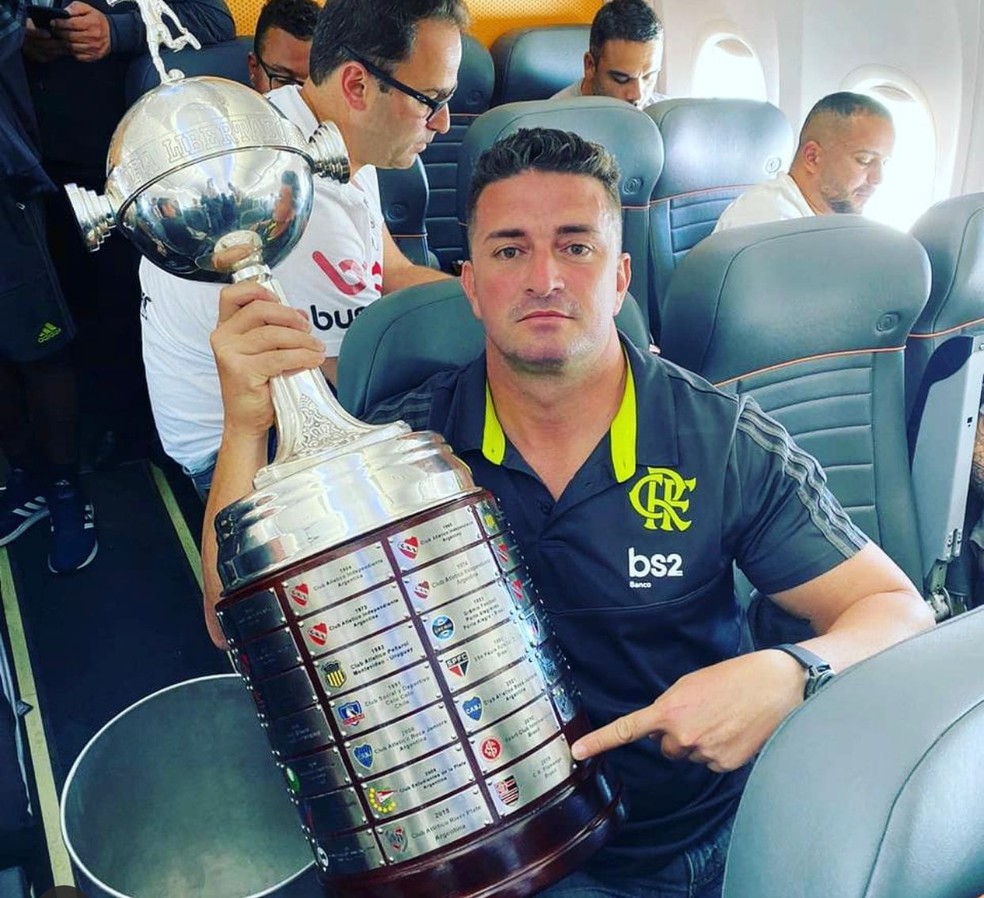Betinho com troféu da Libertadores após conquista em Lima — Foto: Arquivo Pessoal