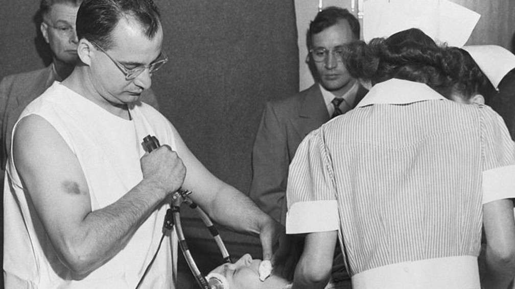 Colega de Freeman, James Shanklin, preparando um paciente para lobotomia transorbital — Foto: Getty Imagens via BBC