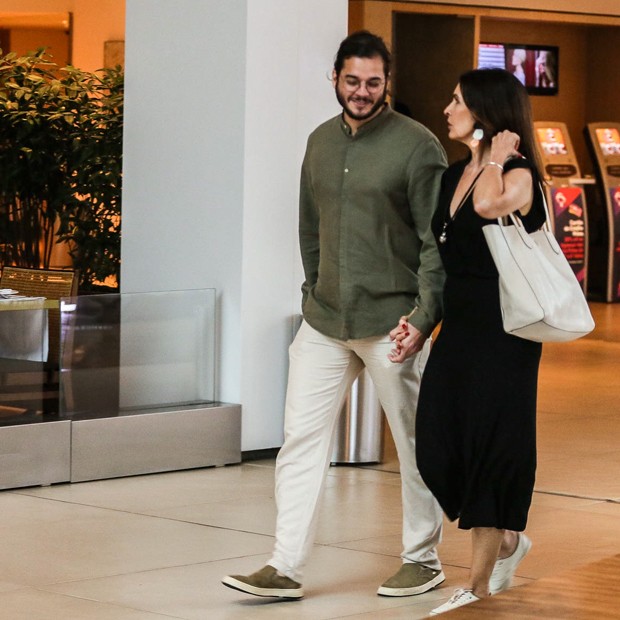 Fátima Bernardes e o namorado, o deputado Túlio Gadelha, passeiam em shopping carioca (Foto: Edson Aipim / AgNews)