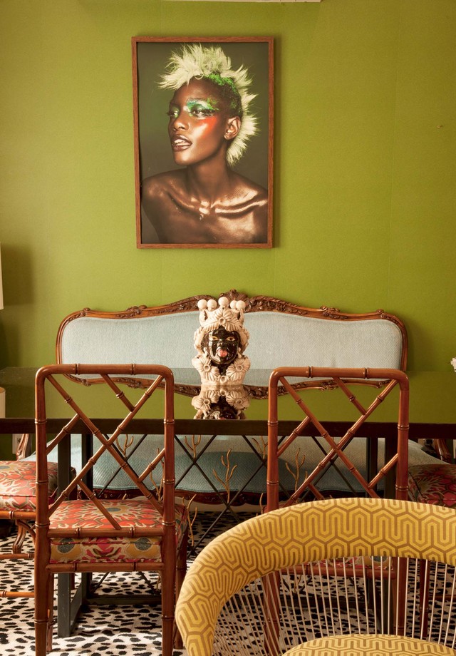 Crie um paralelismo entre a parede e um quadro que também contenha a cor – perfeito para quem gosta de tudo combinando! (Foto: Romulo Fialdini/Arquivo Vogue)