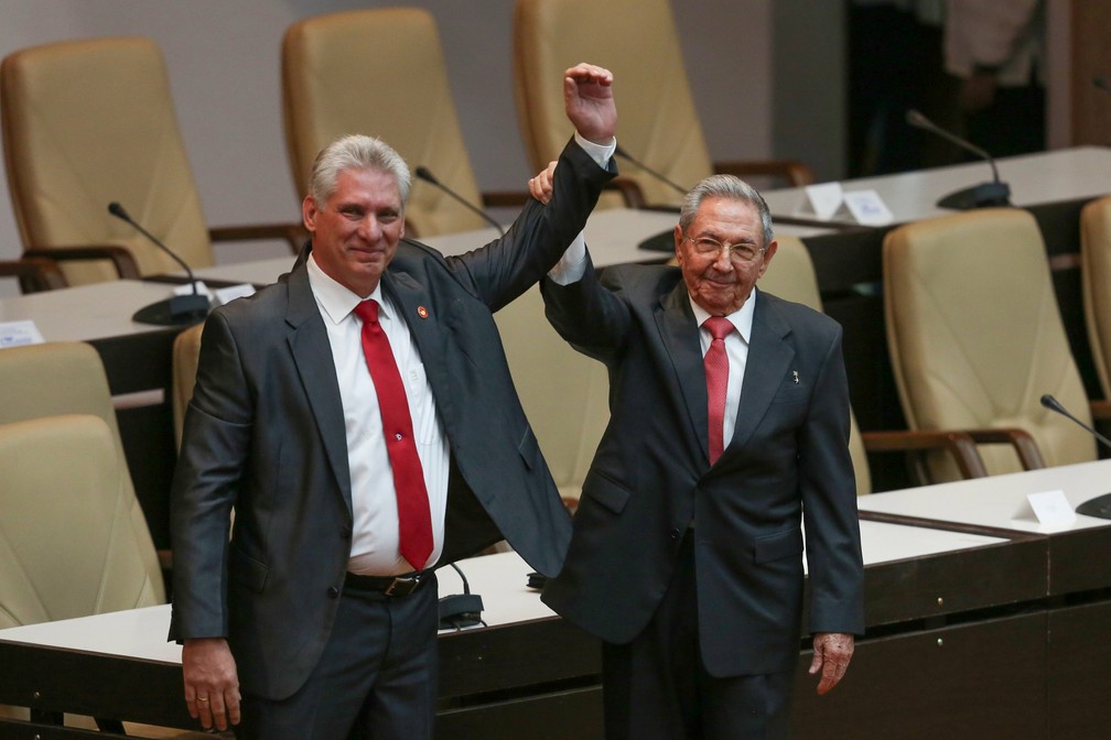 Novo presidente de Cuba, Miguel Diaz-Canel e RaÃºl Castro, durante a posse em 2018 â Foto: REUTERS/Alexandre Meneghini/Pool