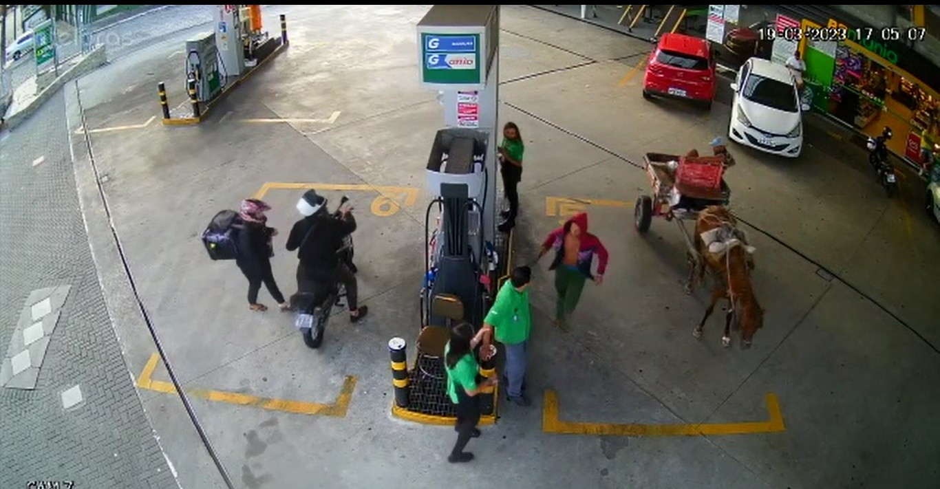 Imagens mostram homens em carroça tentando assaltar posto de gasolina, em Campina Grande 
