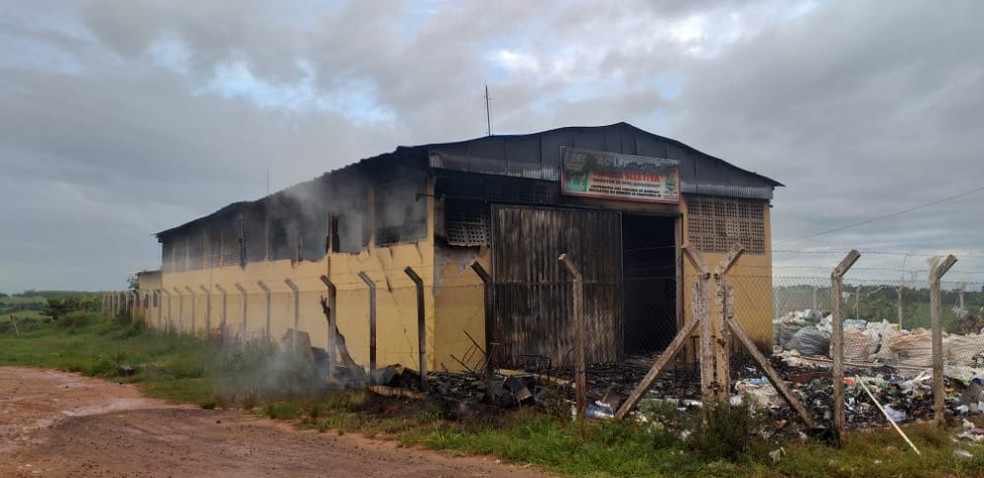 Fogo atinge barracão de reciclagem em Pirapozinho  — Foto: Willian Carvalho Pinto/Cedida