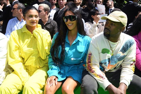 Kylie Jenner, Kim Kardashian e  Kanye West marcaram presença no desfile (Foto: Getty Images)