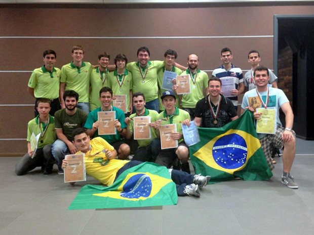 Delegação de universitários brasileiros conquistou 14 medalhas na Bulgária (Foto: Divulgação/OBM)