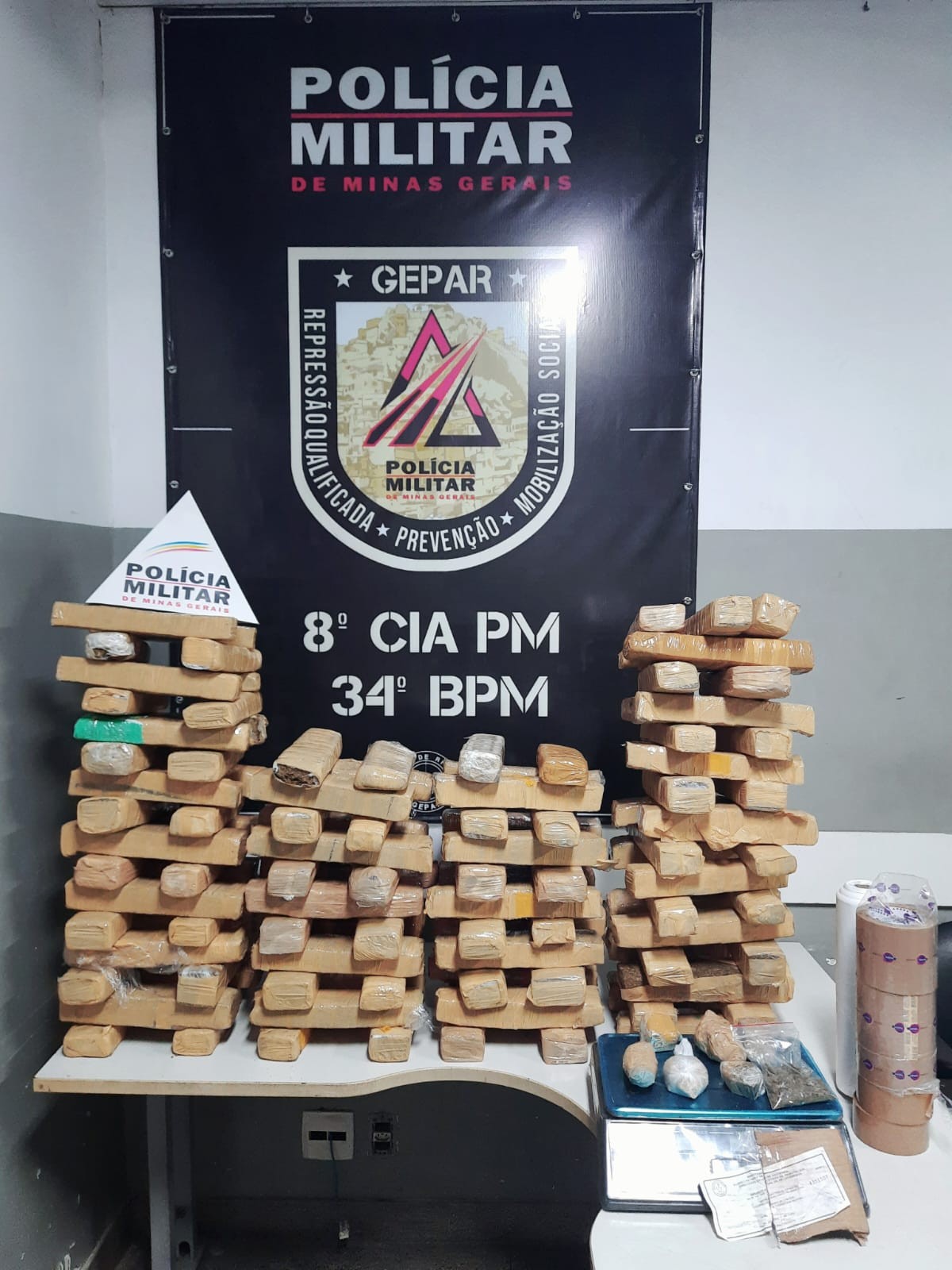 Polícia desmonta depósito de drogas com 109 barras de maconha na Região da Pampulha em BH