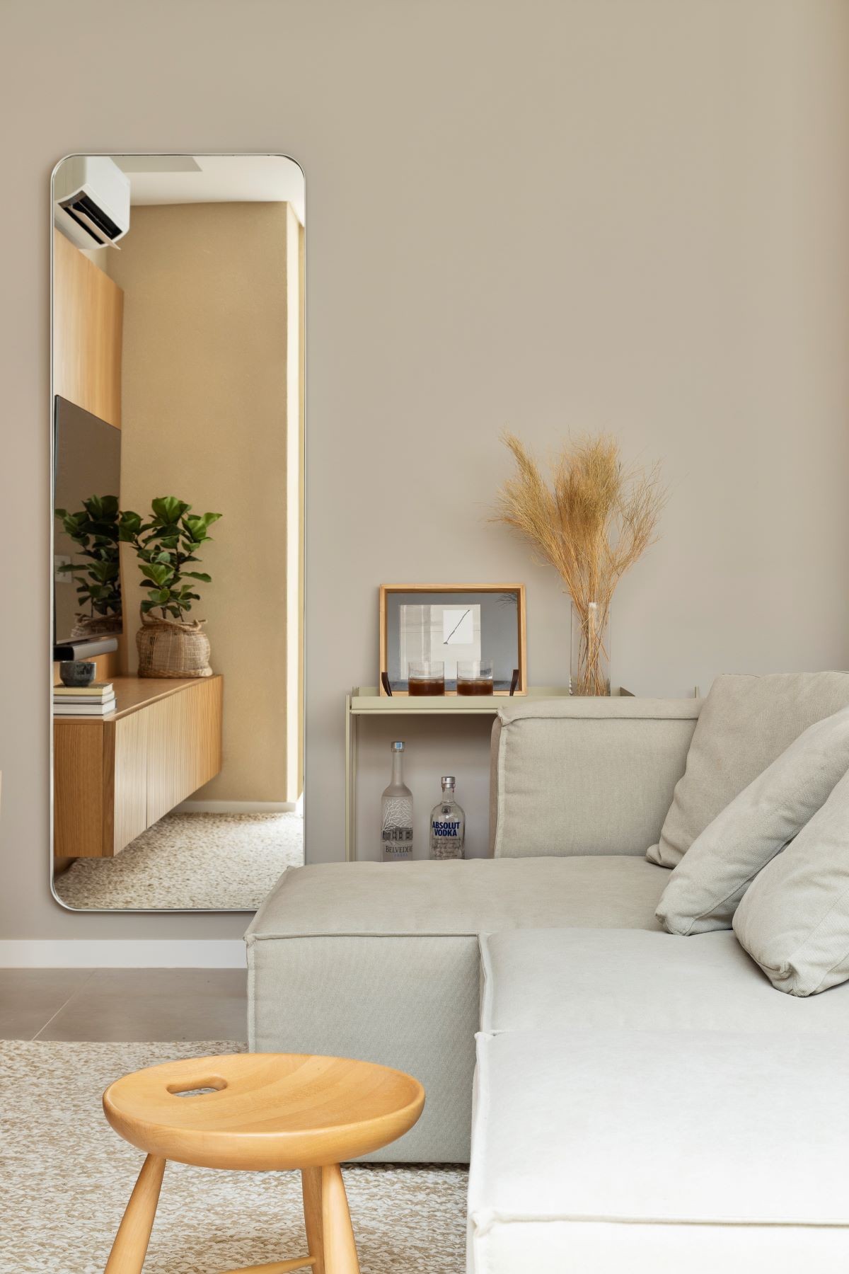 SALA | Repleta de bossa e aconchego, a sala é o espaço ideal para receber e curtir a casa a dois (Foto: Mariana Boro / A CASAA / Divulgação   )