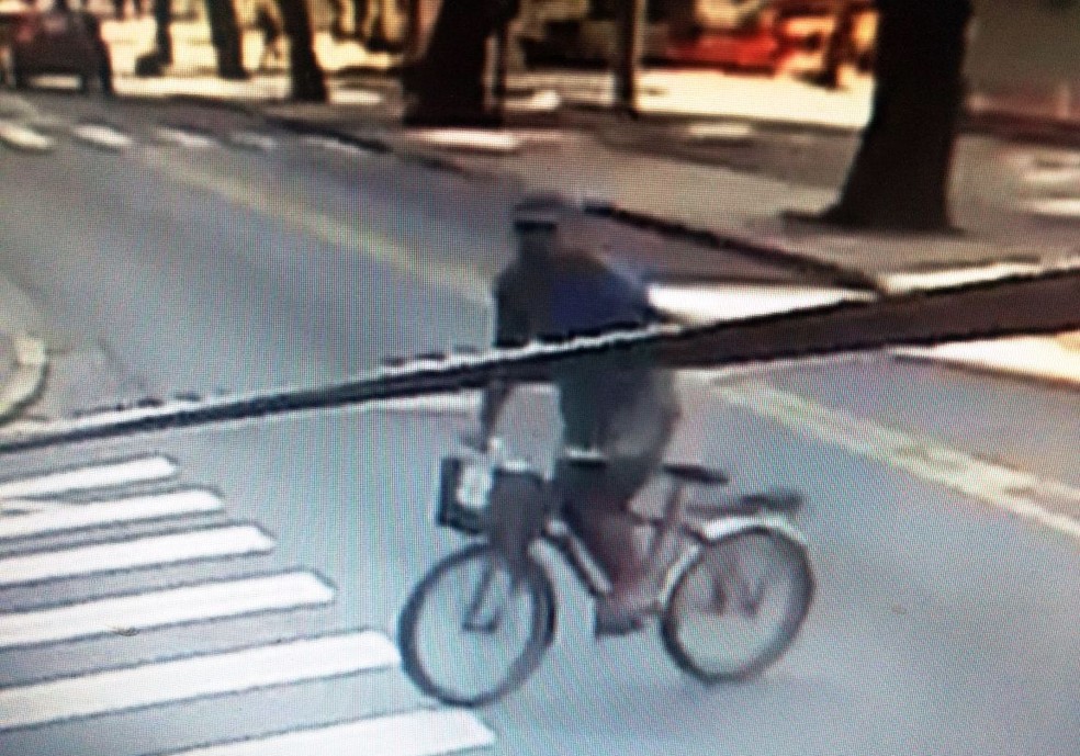 Suspeito foi flagrado fugindo após assalto em São Vicente, SP (Foto: Reprodução)