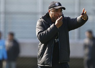 Após ter jogo contra Botafogo adiado, Roger ironiza calendário: Ótimo