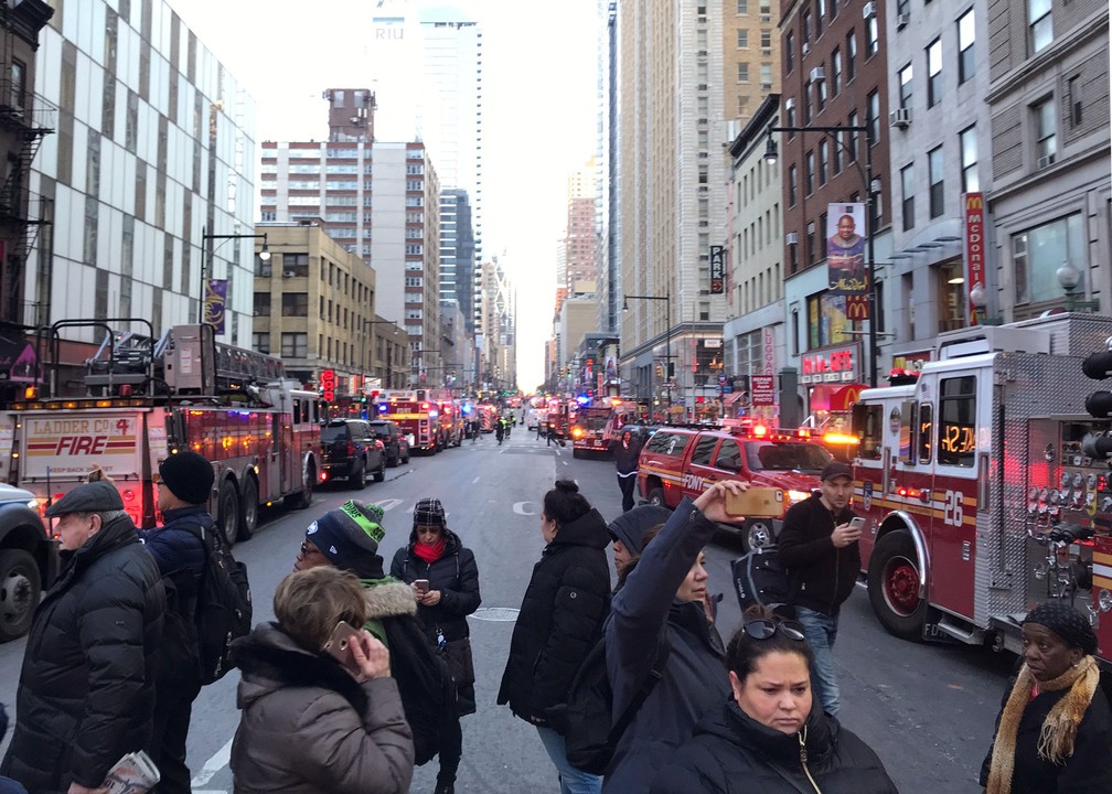 Polícia e bombeiros bloqueiam ruas próximas ao terminal de ônibus da Port Authority, em Nova York, após explosão (Foto: Edward Tobin/Reuters)