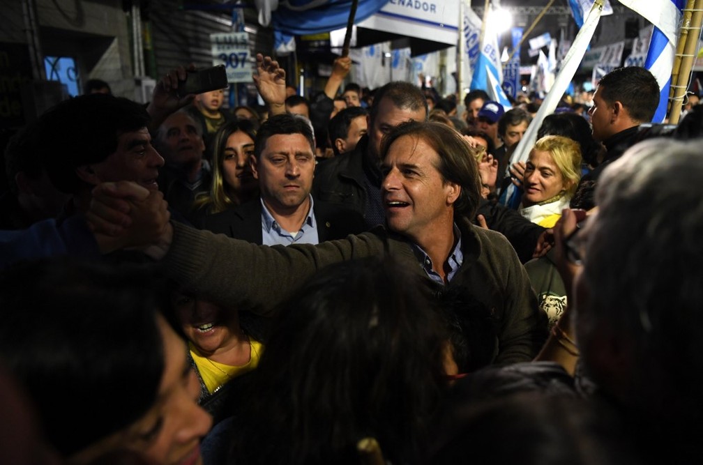 Luis Lacalle Pou, candidato à Presidência do Uruguai, faz passeata na cidade de Las Pedras na quinta-feira (23) — Foto: Eitan Abramovich/AFP