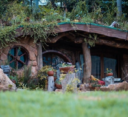 Casa de Hobbit construída no interior de SP pode ser alugada (Foto: Reprodução/Instagram @hobbithousebrazil)