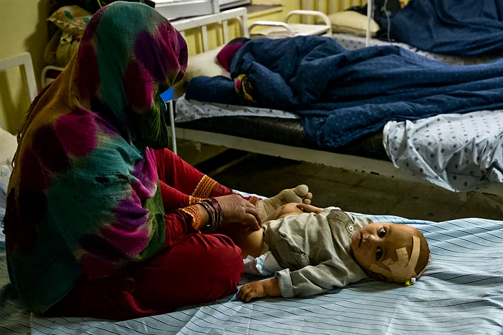 criança afegã é tratada dentro de um hospital na cidade de Sharan depois de se ferir durante os tremores no distrito de Gayan — Foto: Ahmad SAHEL ARMAN / AFP