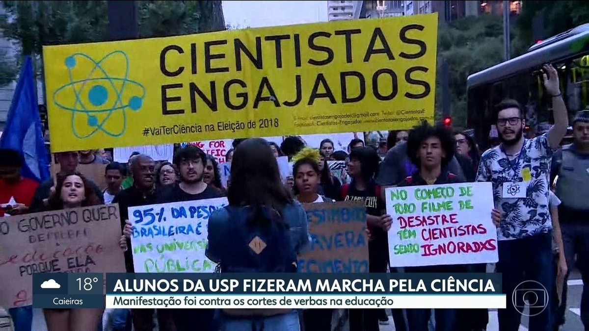 Alunos da USP fazem marcha contra cortes de verba na educação