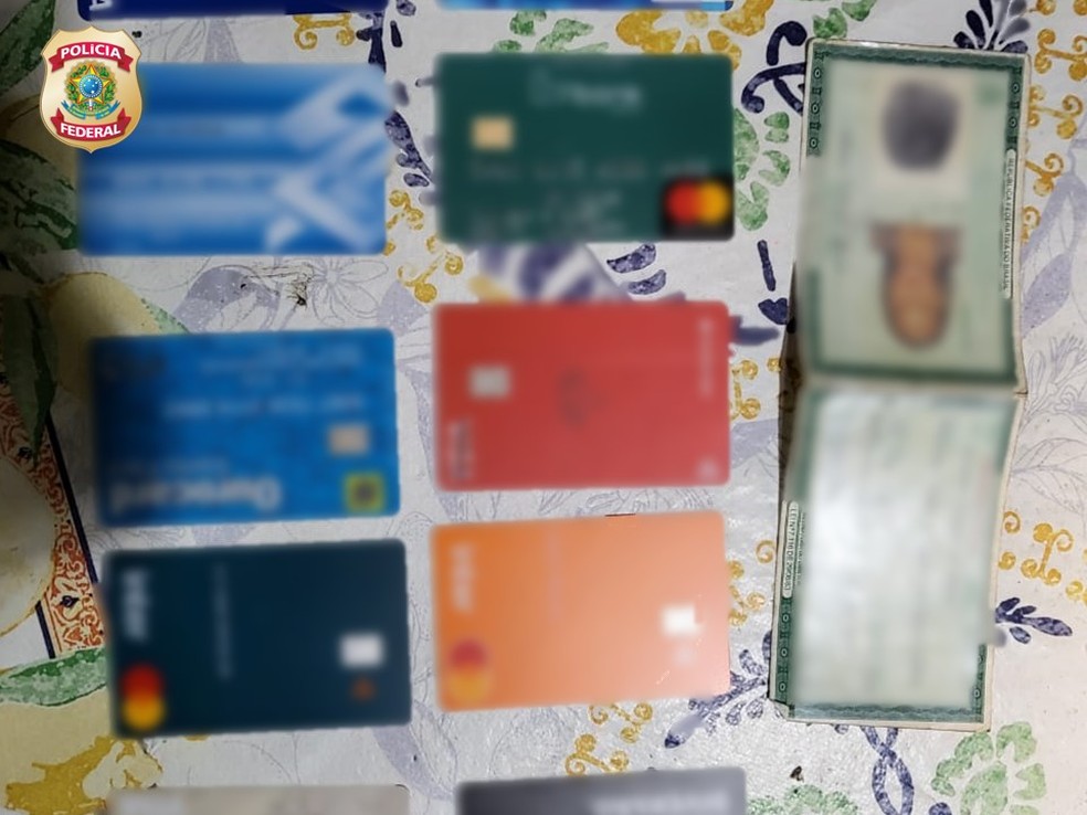 Documentos e cartões foram apreendidos pela PF — Foto: Polícia Federal/Divulgação