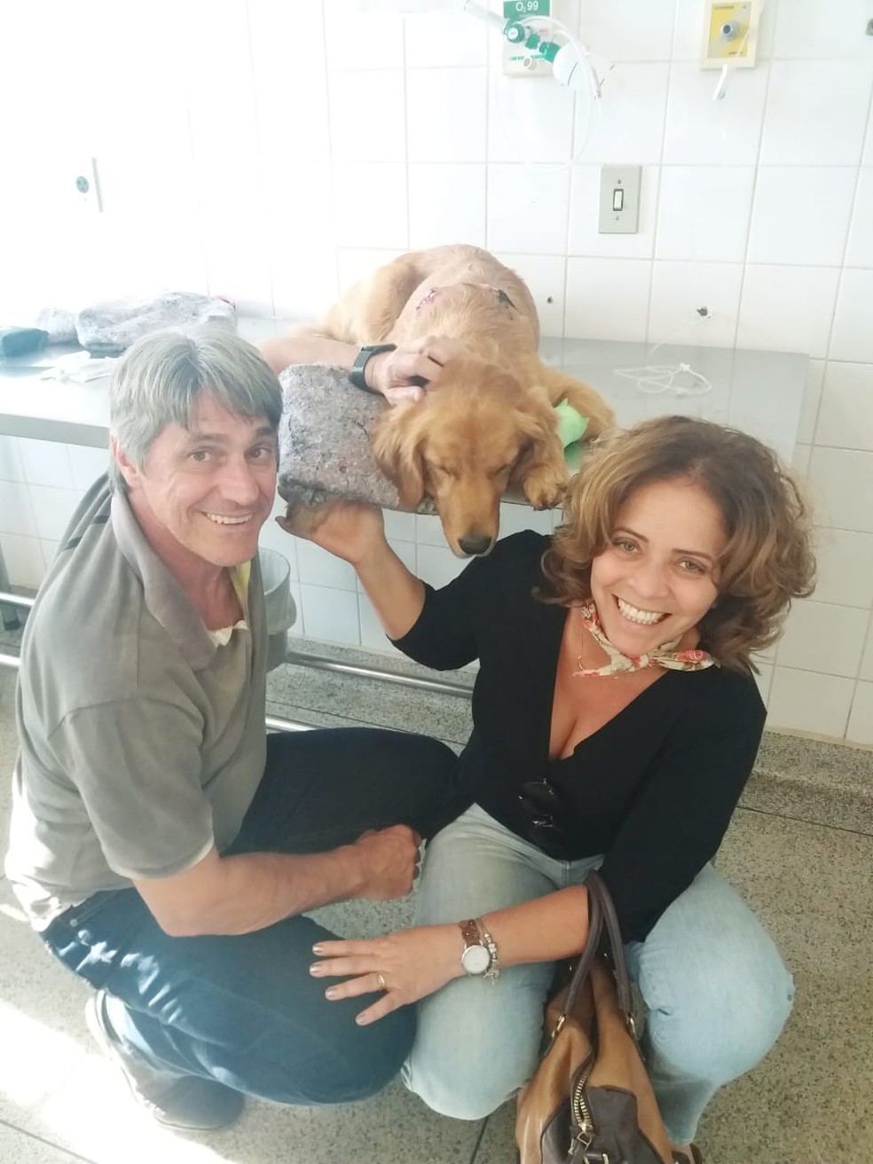 Silvia e o marido, Carlos Alberto Latini, após a cirurgia da Gaya — Foto: Silvia Benedicto/Arquivo Pessoal
